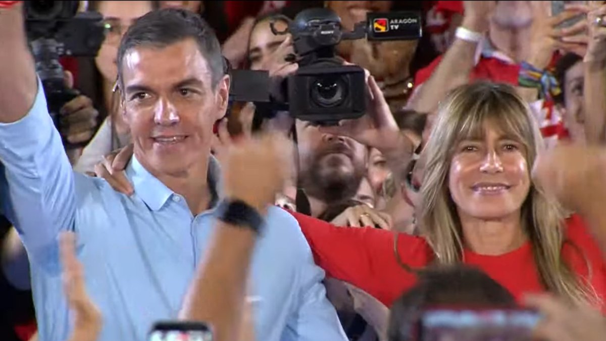 El presidente del Gobierno, Pedro Sánchez, y su mujer, Begoña Gómez, en un acto de precampaña del PSOE en Fuenlabrada.