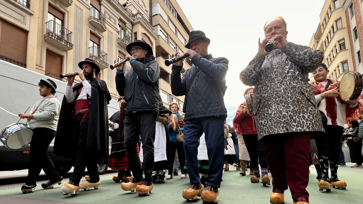 Las madreñas vuelven a sonar por las calles de León, en fotos