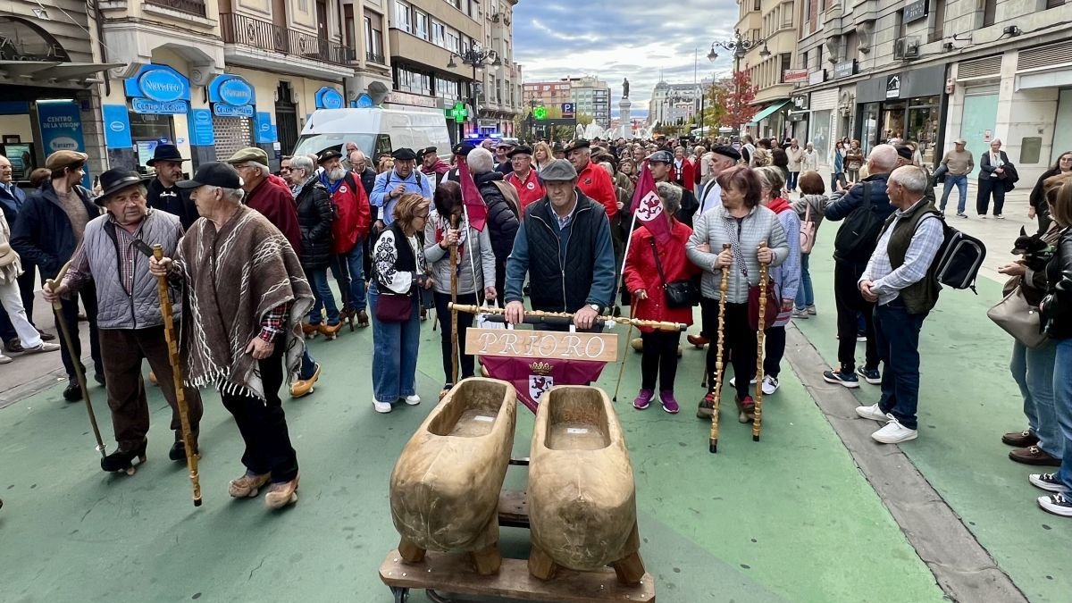 Un millar de madreñas retumban en León