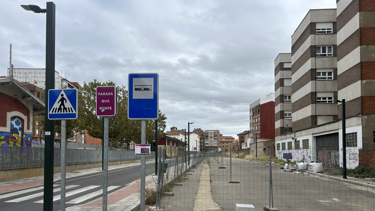 Por detrás de Renueva hay dibujados tres edificios de 6, 7 y 8 alturas.