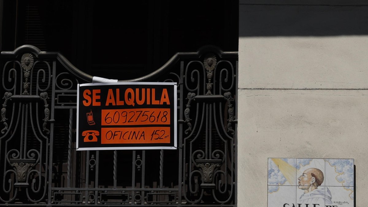 Imagen de cartel de alquiler de viviendas. EFE/J.J.Guillen.