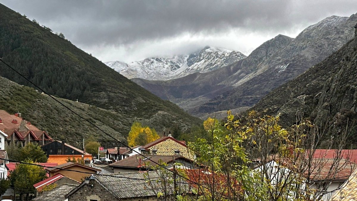 «La nieve de octubre, siete lunas cubre»: los Picos de Europa reciben la primera nevada del otoño en León