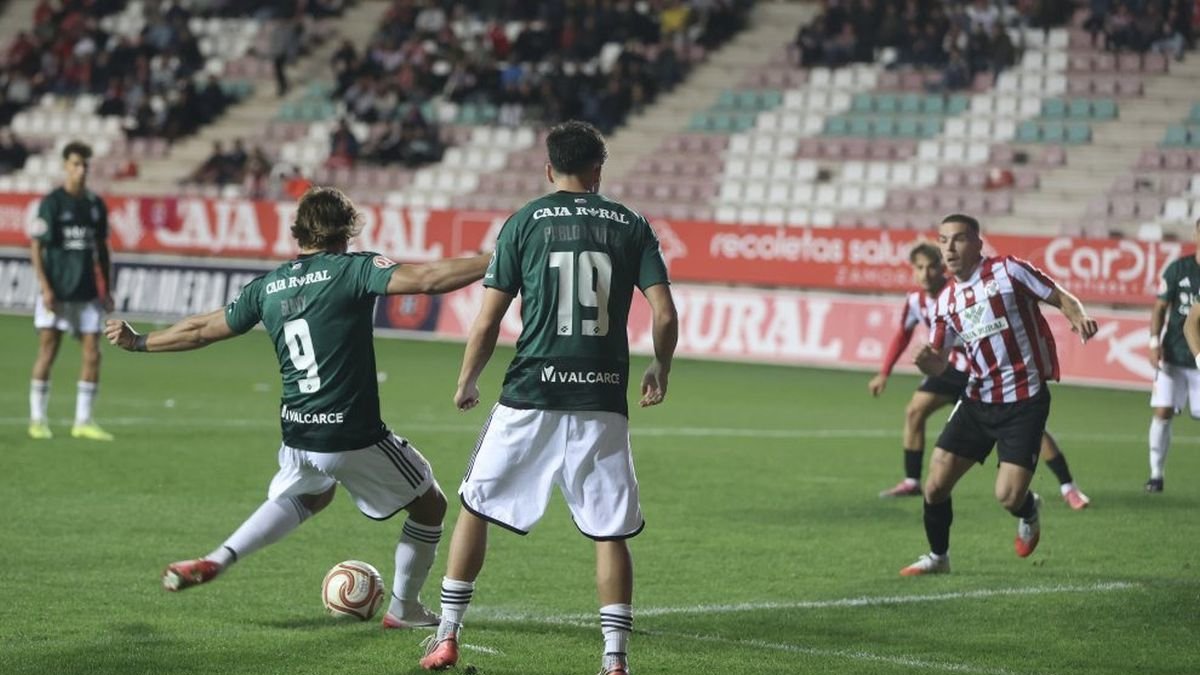 Remate de Slavy que supuso el gol y un punto para la Deportiva cuando llevaba 10' en el campo.