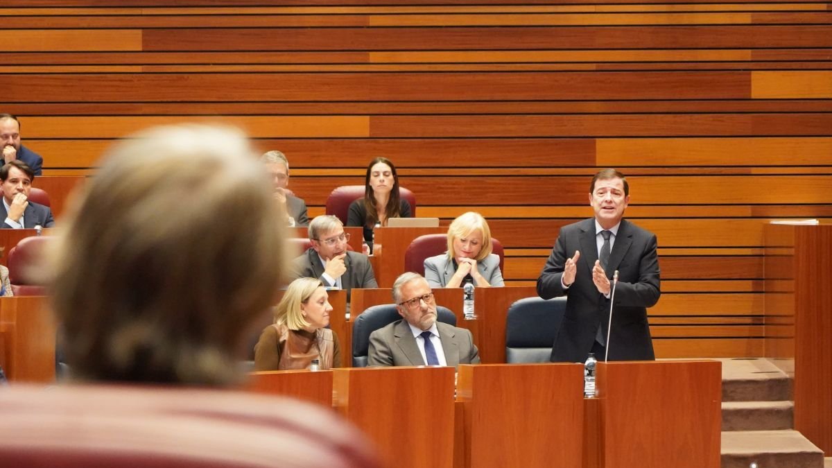 Mañueco y Martínez pugnan en las Cortes por ver a quién se le atragantará el 29-N