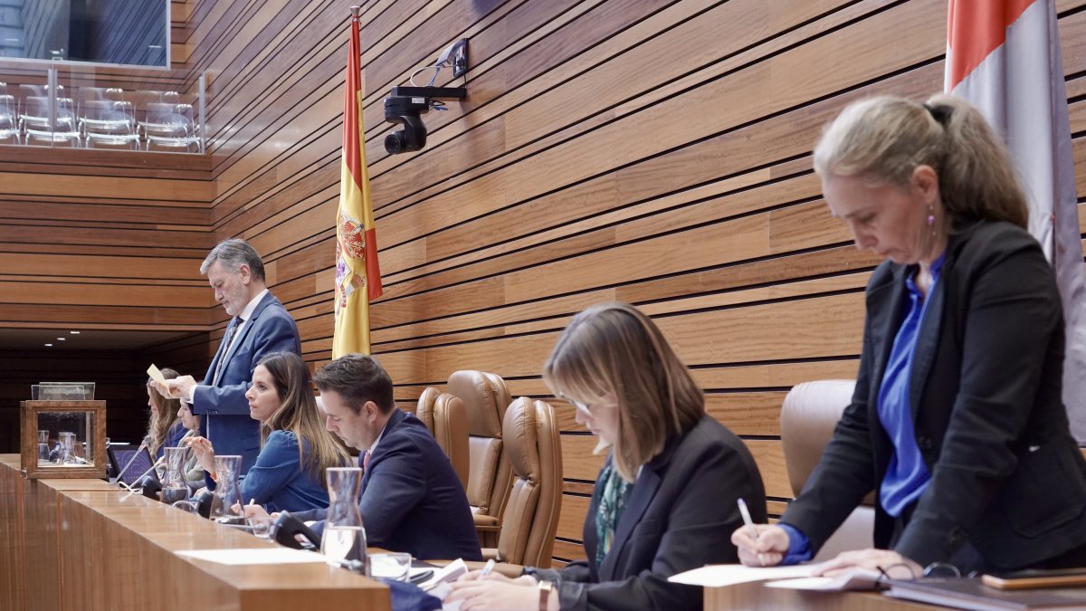 PP y PSOE unen sus votos en CyL para renovar a Quintana como Procurador del Común