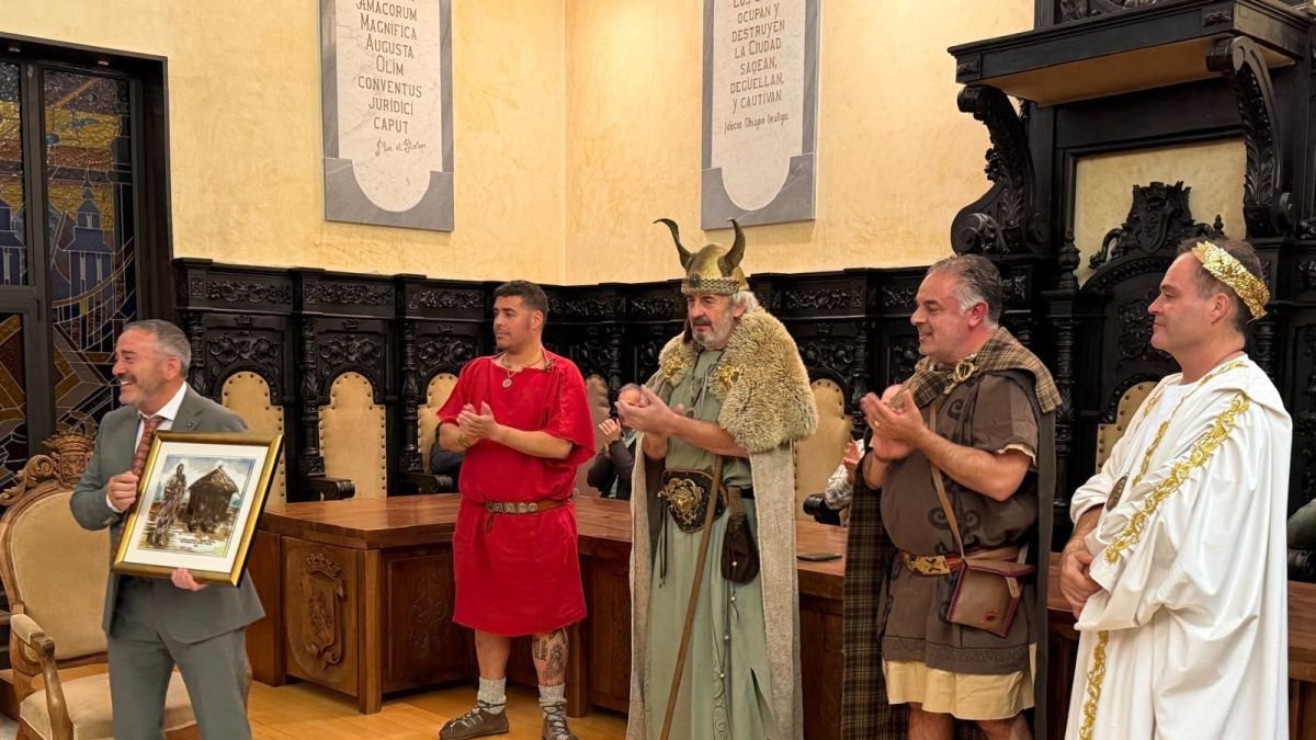 Astorga reconoce la entrega de Fernando Barriales a la fiesta de Astures y Romanos