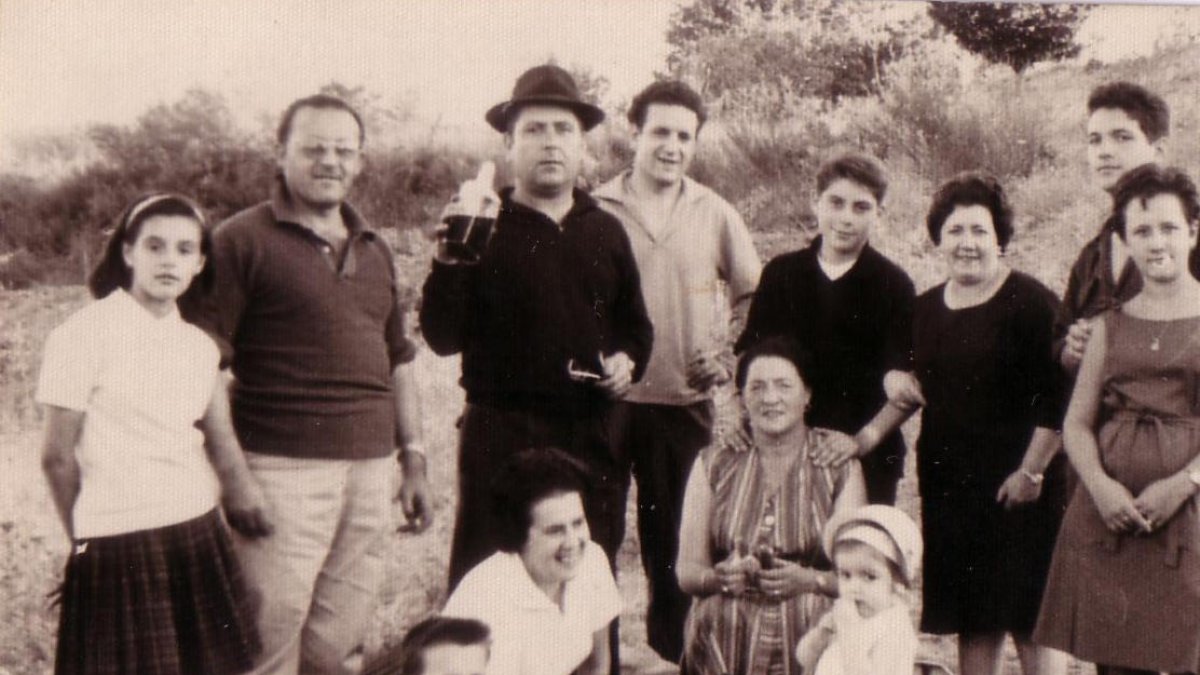 ALIPIO RODRÍGUEZ OMAÑA (3I) ACOMPAÑADO DE SU FAMILIA DURANTE UNA DE SUS VISITAS EN LOS AÑOS SESENTA