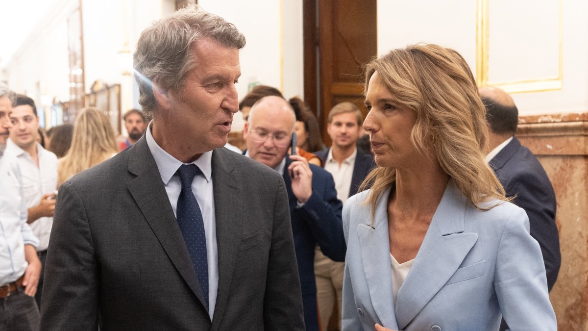 Archivo - El presidente del PP, Alberto Núñez Feijóo y la diputada del PP Cayetana Álvarez de Toledo salen de una sesión de control al Gobierno en el Congreso de los Diputados, a 17 de septiembre de 2025.