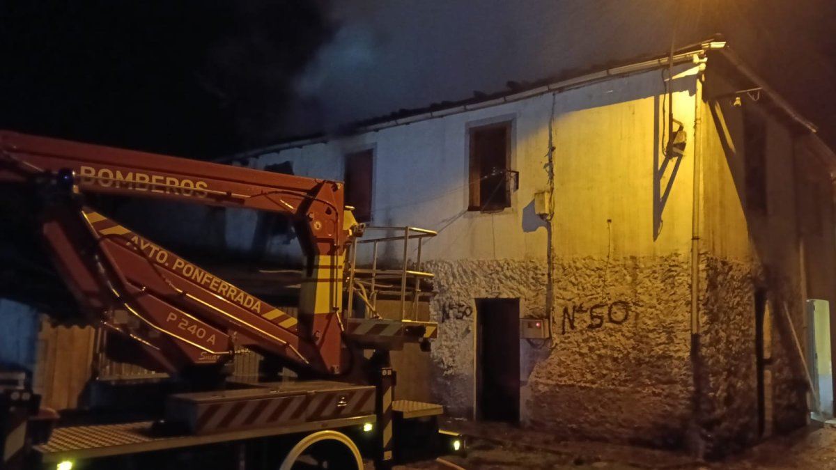 Un incendio provoca importantes daños en una vivienda en Toral de los Vados