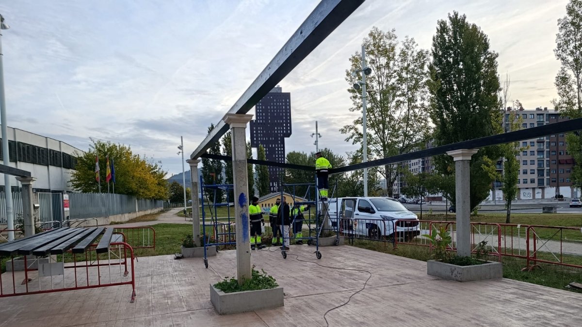 Ponferrada renueva la pérgola del parque del Oeste