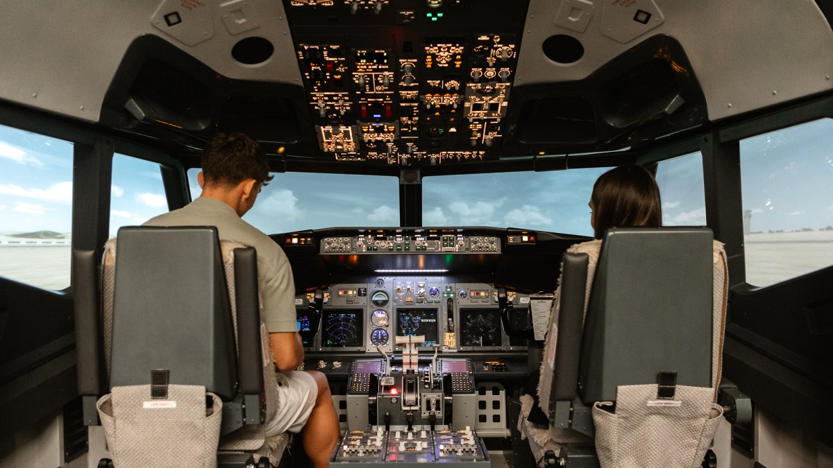 La Escuela de Ingenierías de León es la primera de España con un simulador Boeing 737-800 certificado