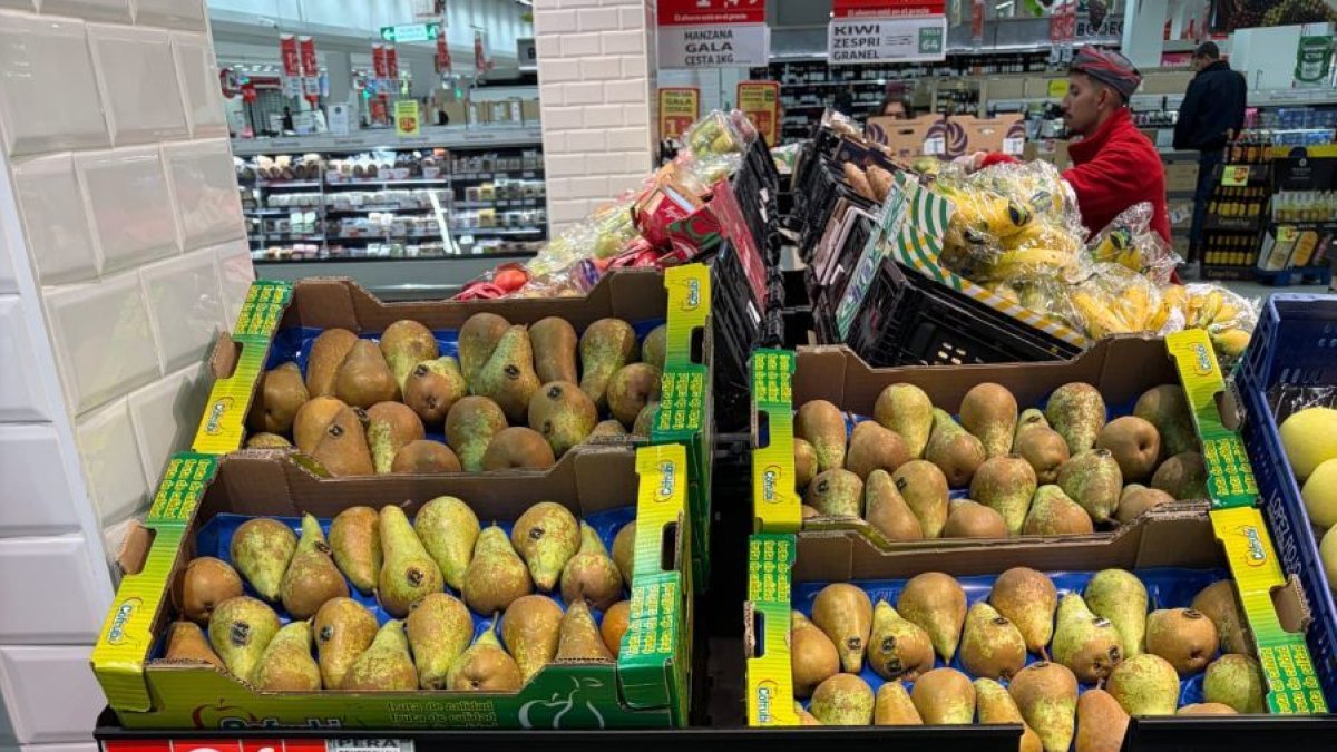 Alcampo amplía el mercado de la pera y la manzana del Bierzo en una red de cien tiendas