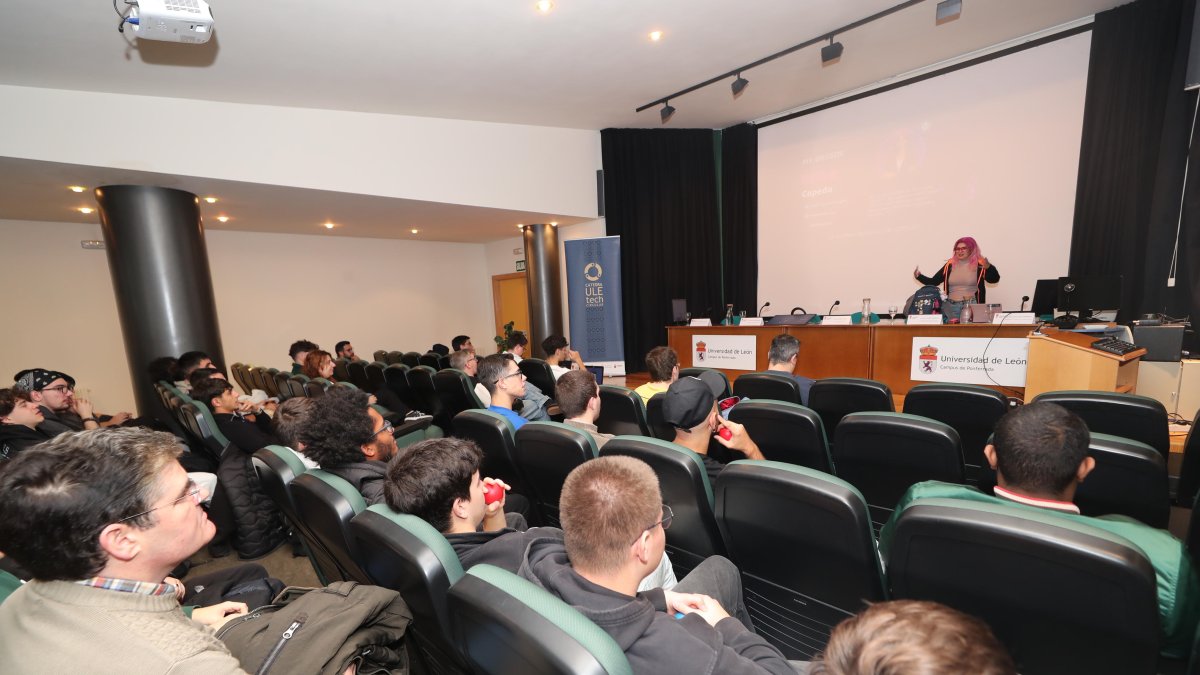 De microchips corporales a la lucha contra la resistencia a los antibióticos: el DevFest muestra en Ponferrada el alcance de la IA