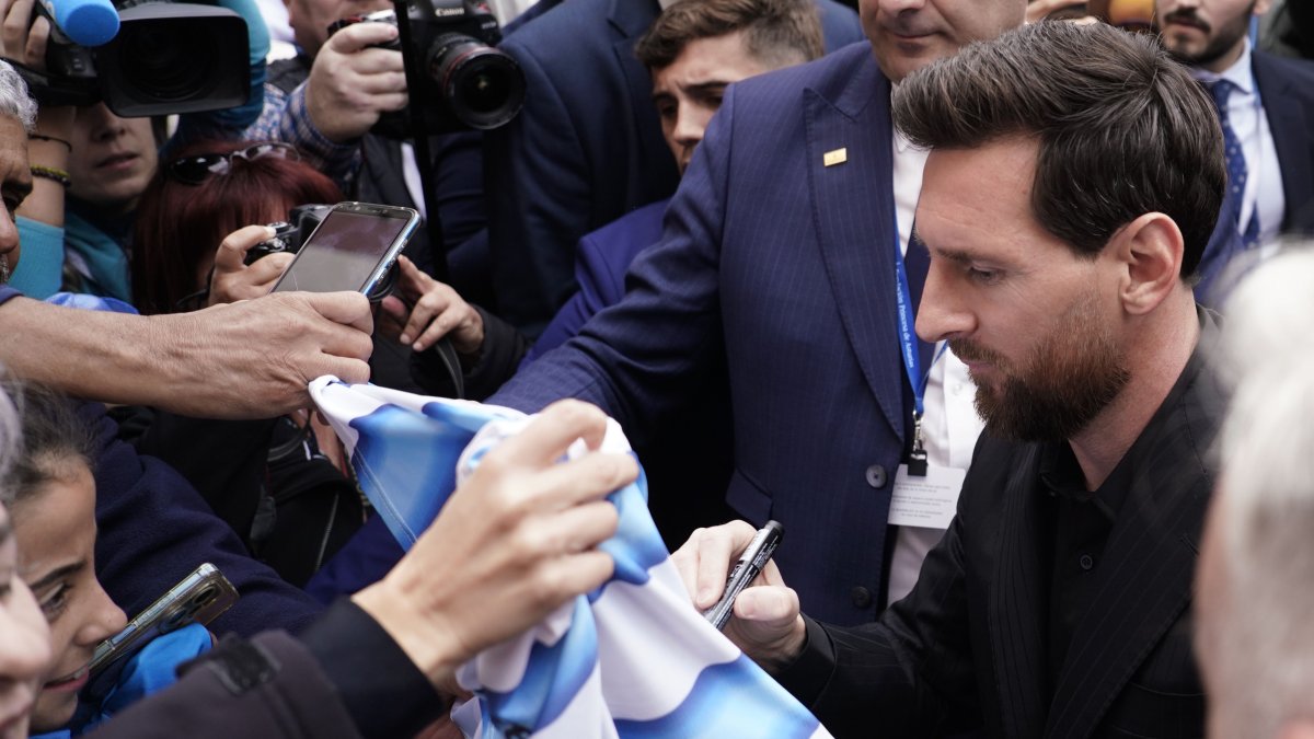 Leo Messi desata la locura en Oviedo a su llegada a los Premios Princesa de Asturias