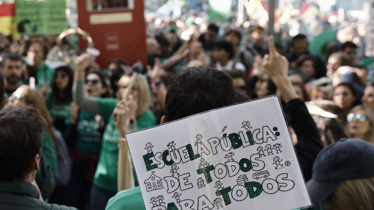Los profesores de la enseñanza no universitaria de la comunidad de Madrid, en huelga educativa indefinida.