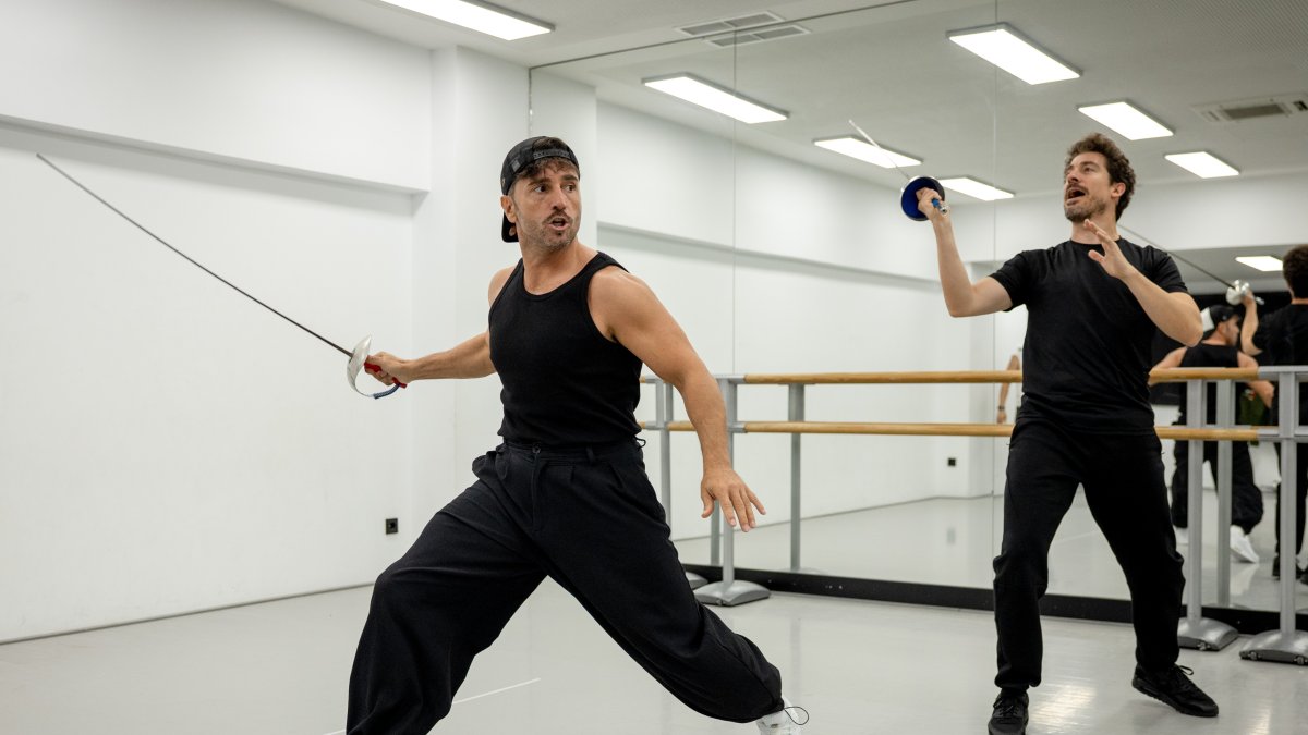 David Bustamante, un pícaro espadachín en acción, se prepara para emular a 'El Zorro'