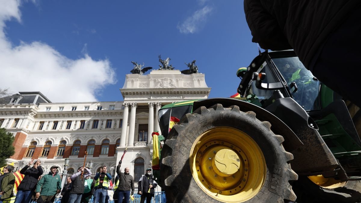 Las opas recuerdan los altos costes y llaman a participar en la tractorada