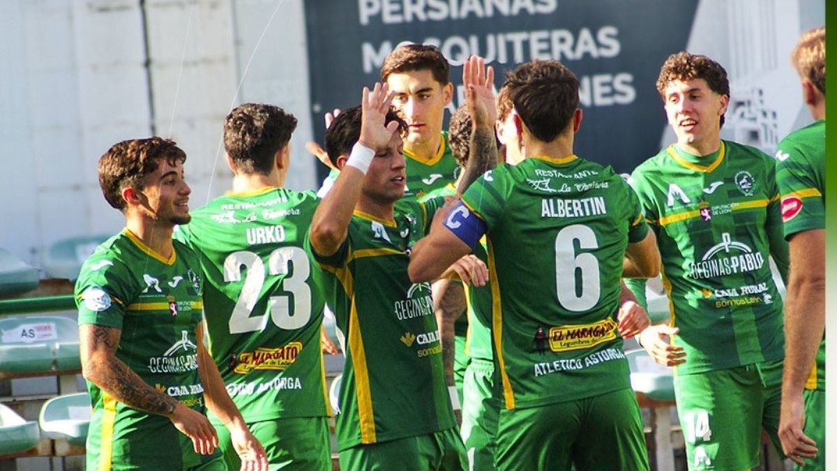 Los jugadores del Atlético Astorga celebran su gol.