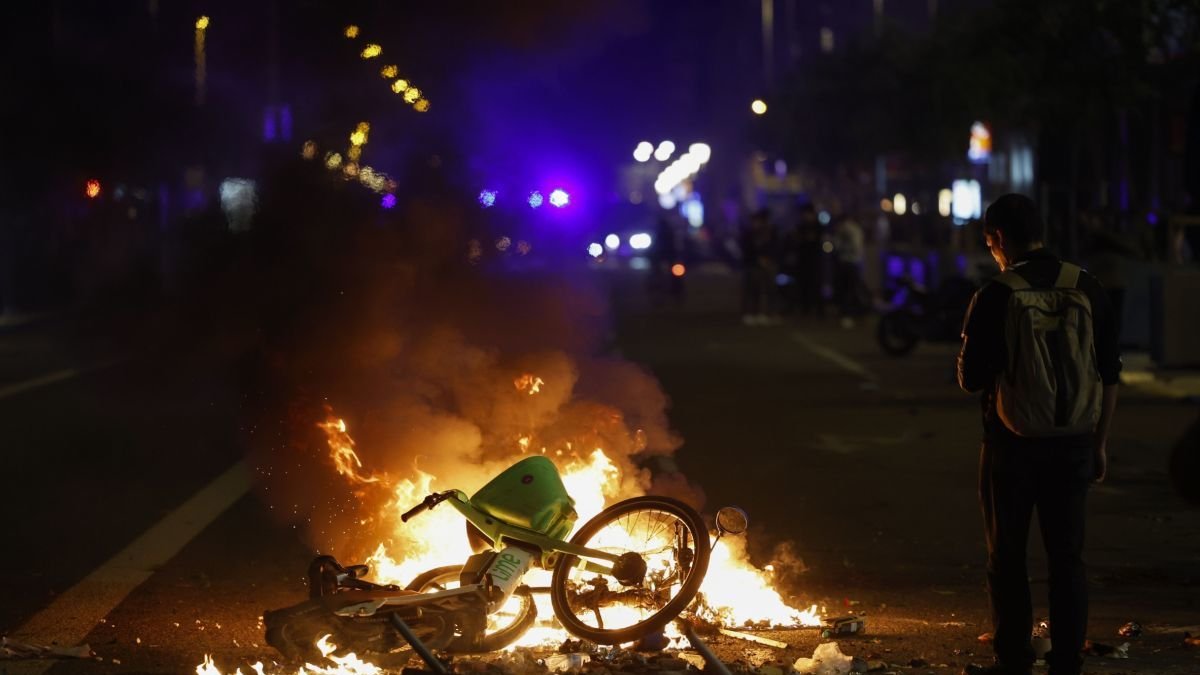 Aspecto de la plaza de Cataluña durante los disturbios.