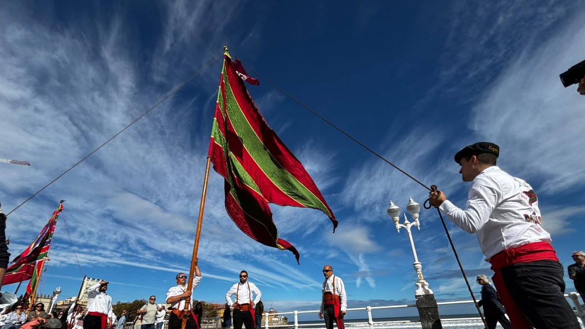 Los pendones toman el Paseo del Muro de San Lorenzo como broche de oro a una exitosa III Feria de Productos de León en Gijón