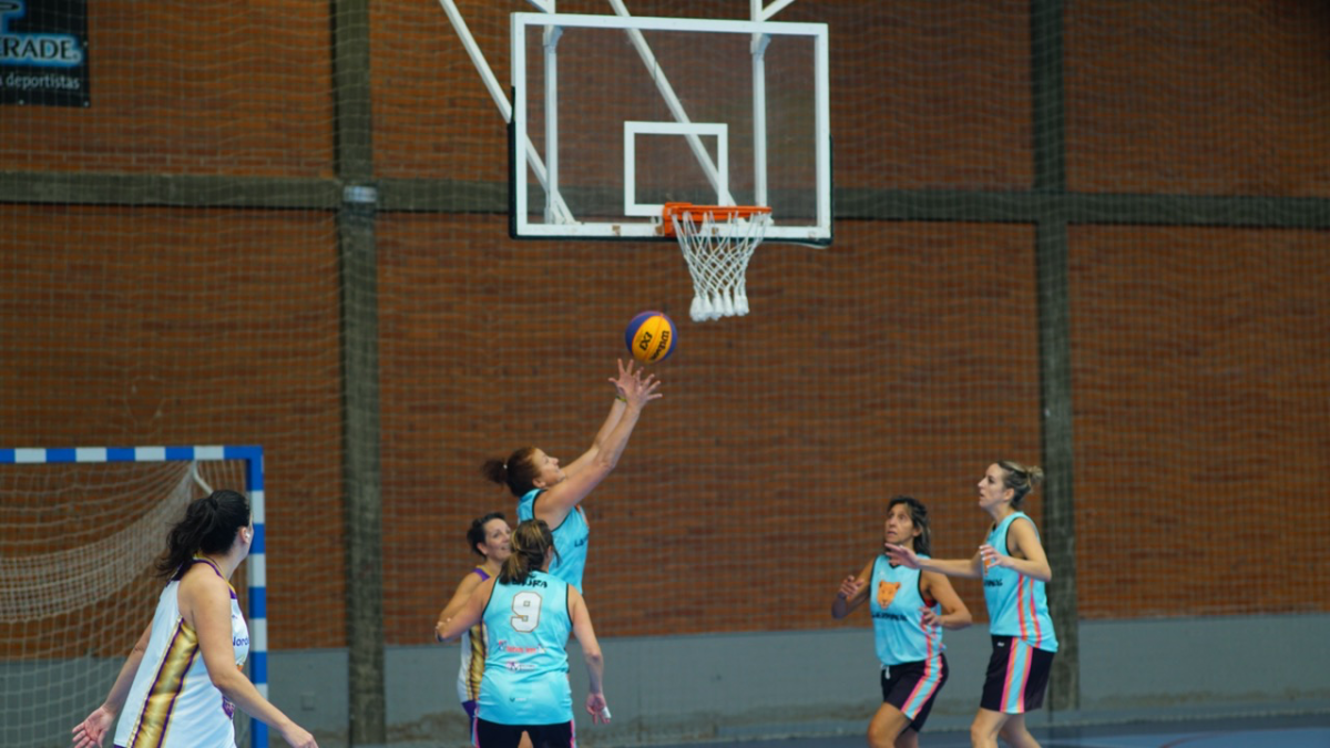 León se convierte en referente del baloncesto femenino Over 40 en la comunidad autónoma con el encuentro entre Las Herminias y Aurum Ferrol