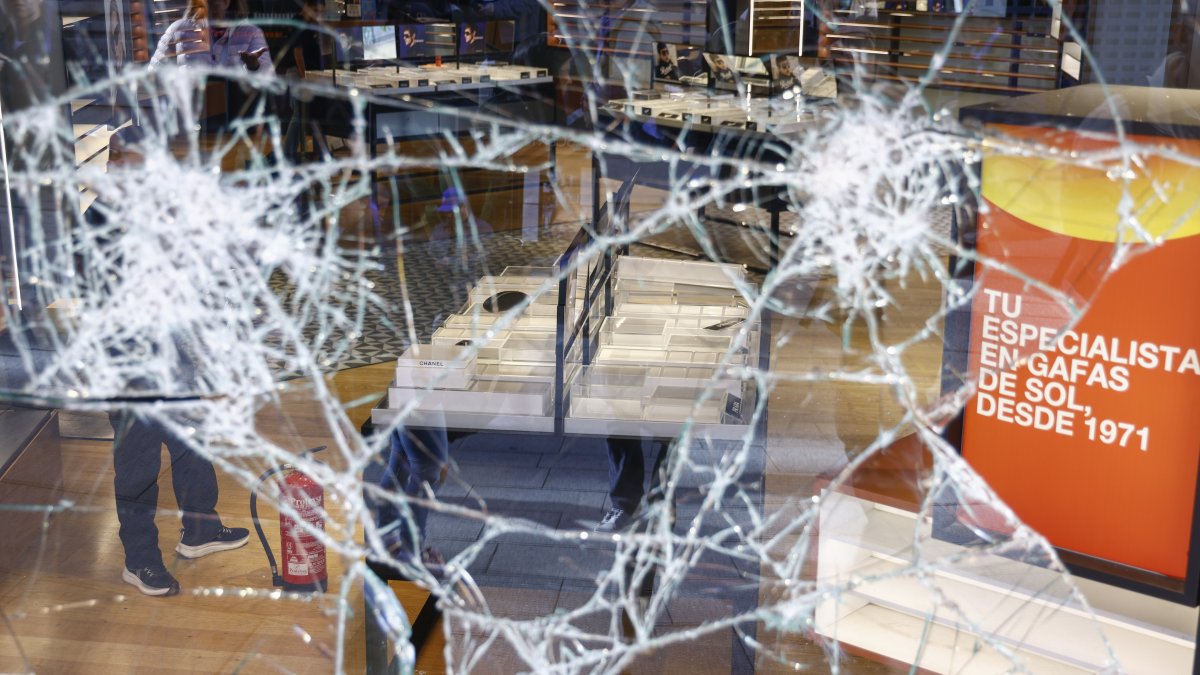 Los disturbios provocados anoche en Barcelona han causado daños en el mobiliario urbano.