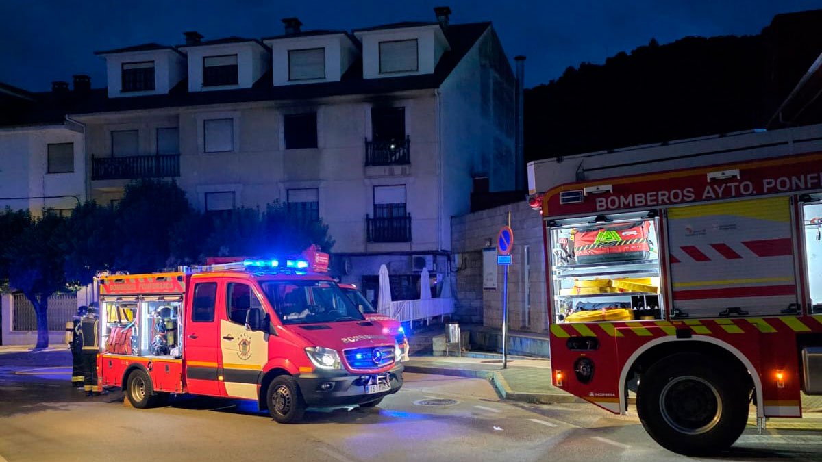 Herido por inhalación de humo un hombre de 65 años tras el incendio de una vivienda en Villafranca del Bierzo