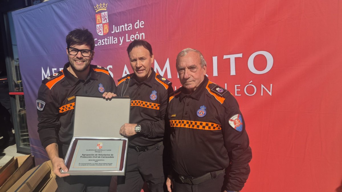 Protección Civil de Carracedelo recibe un reconocimiento de la Junta por su labor durante los incendios