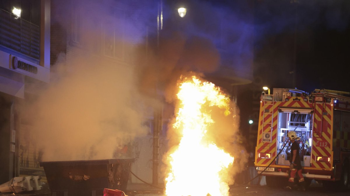 <p>Los bomberos extinguen un fuego durante una manifestación de estudiantes y de colectivos 'antifascistas' este lunes por el centro de Bilbao 