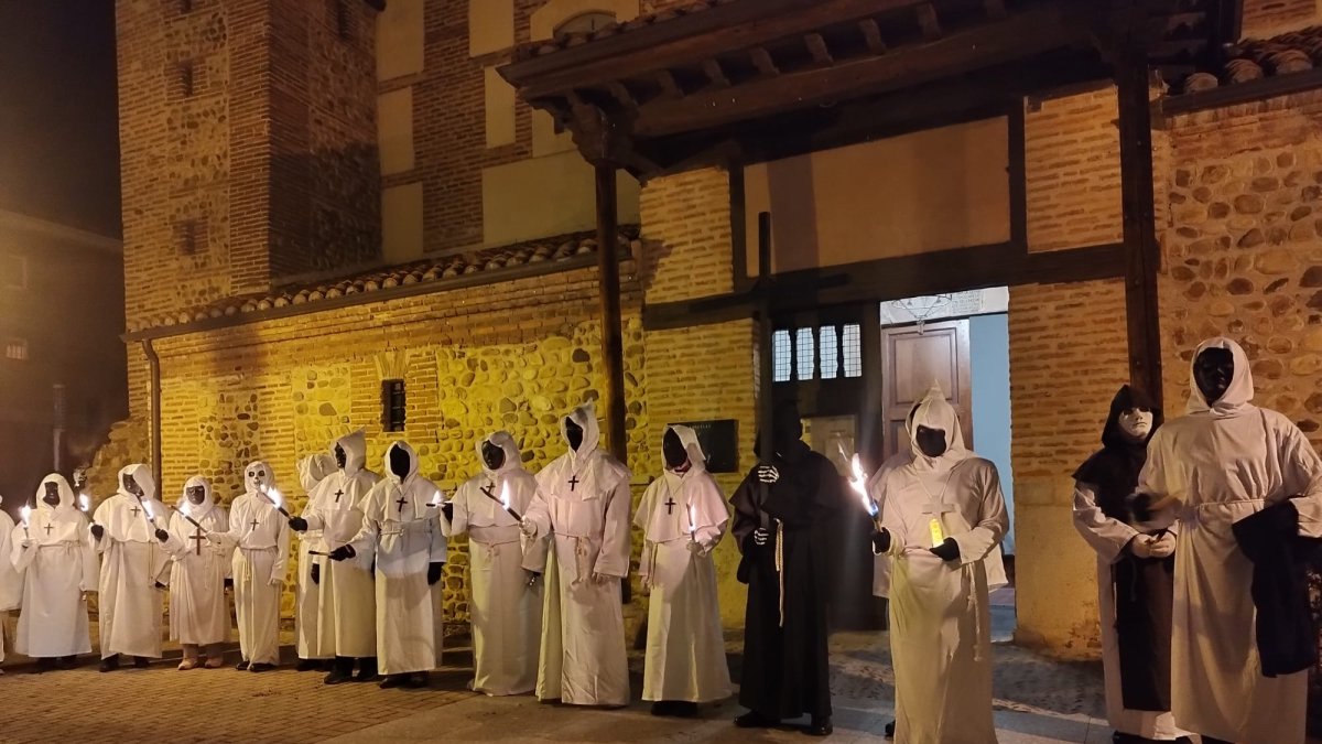 Antorchas y misterio: Trobajo del Camino revive este viernes la tradición leonesa de la Güeste d'Ánimas
