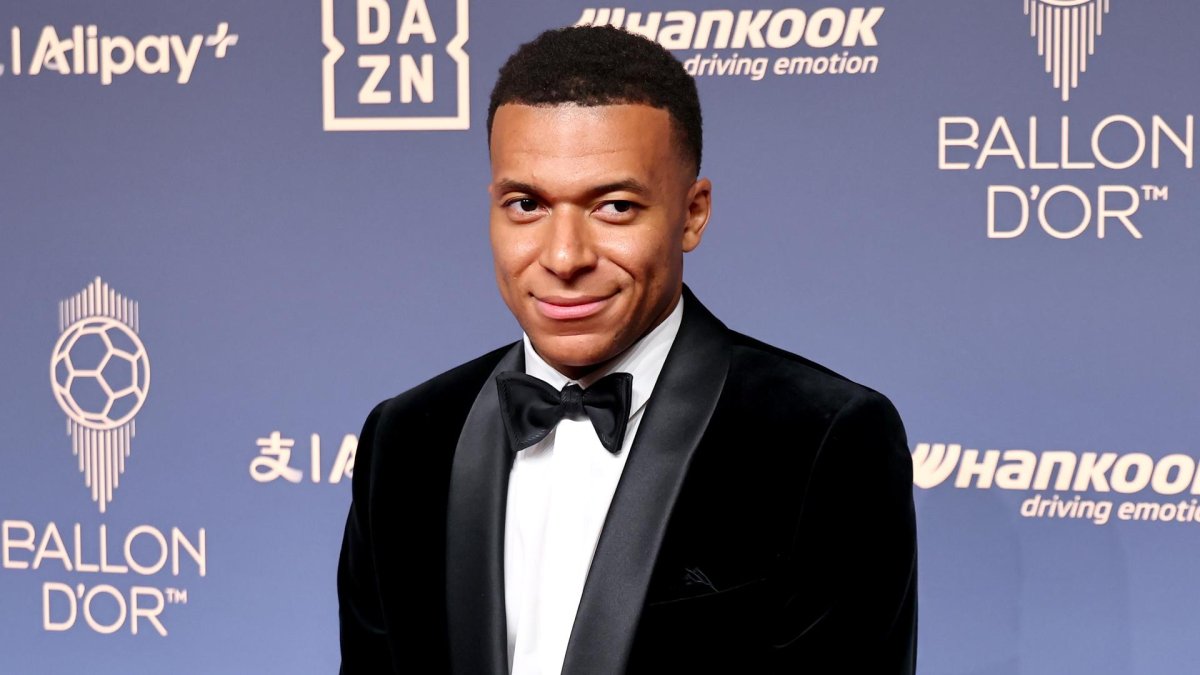 El futbolista francés del Real Madrid Kylian Mbappé, anoche a su llegada a la gala del Balón de Oro celebrada en Londres.