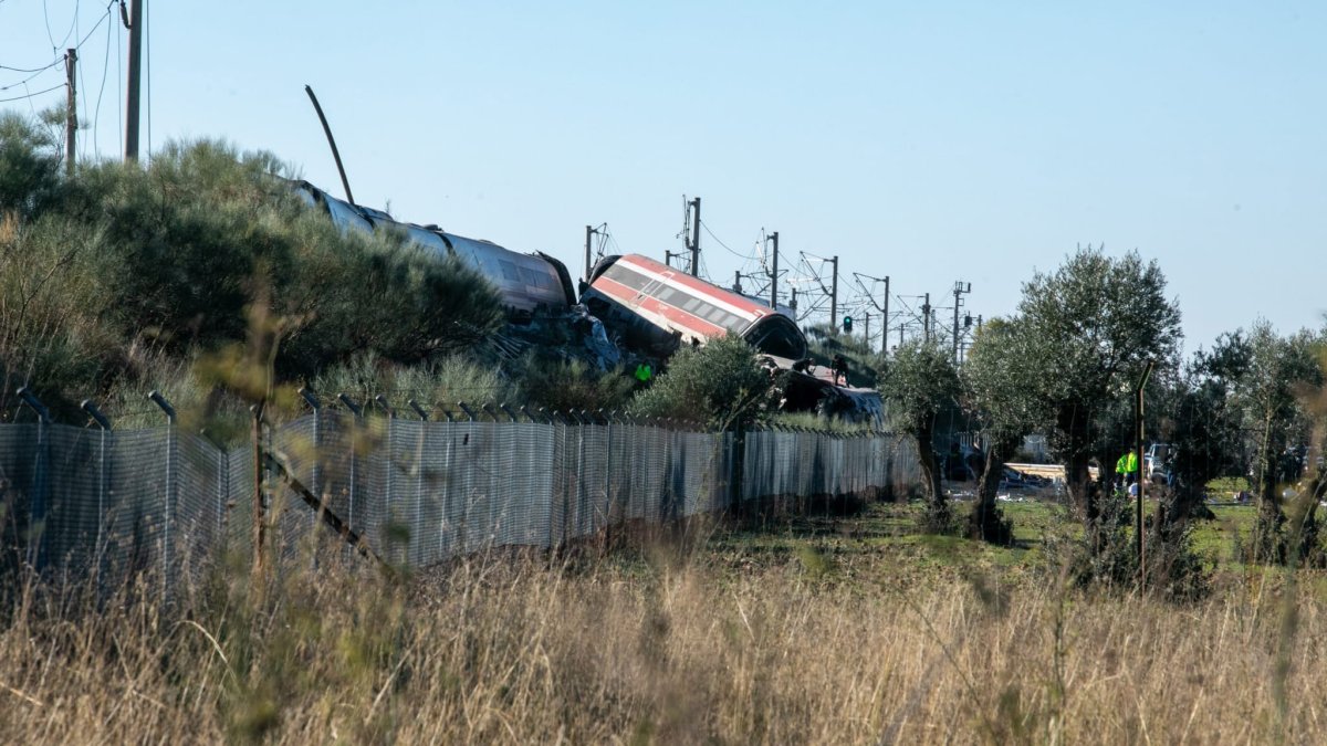 Mañueco traslada su solidaridad a García-Page y envía un grupo de rescate y varias unidades helitransportadas tras el accidente de tren en Toledo