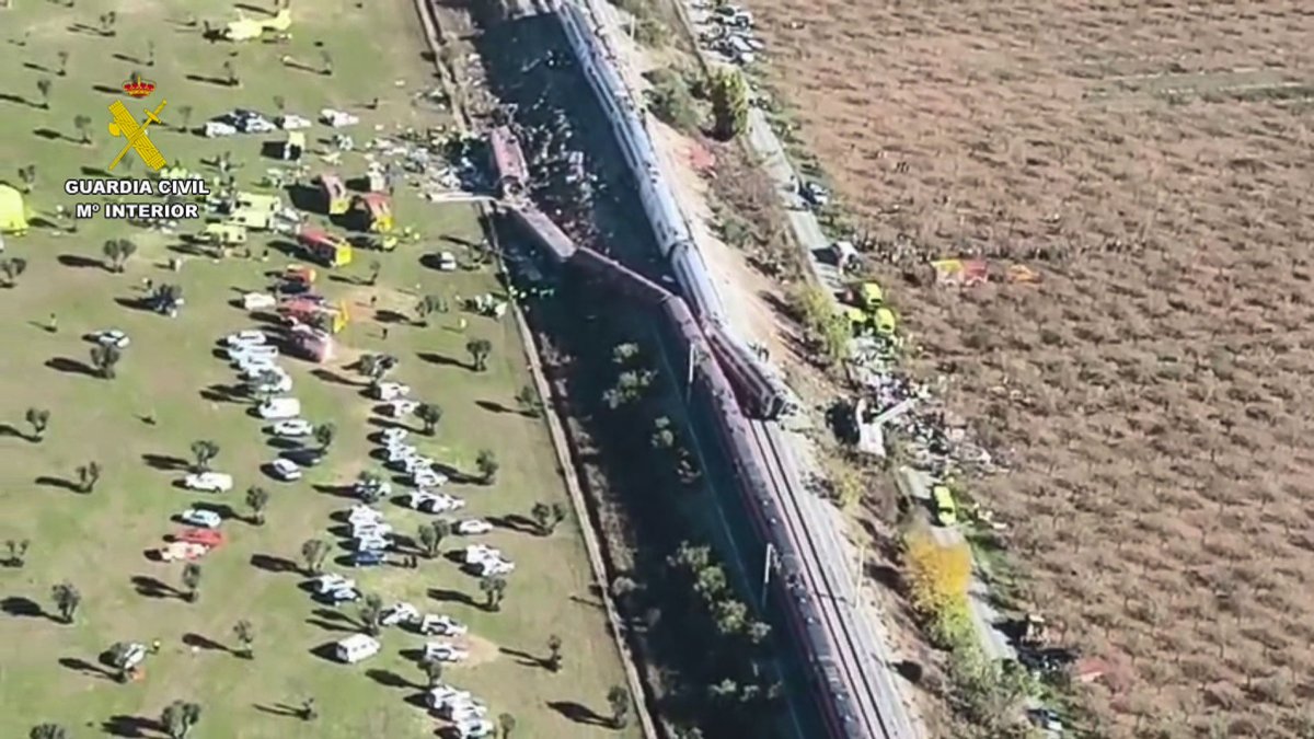 Capturas de vídeo de un dron de la Guardia Civil que muestra los dos trenes de alta velocidad, uno de Renfe y otro de Iryo, han colisionado a primera hora de este miércoles a la altura de la estación de Urda (Toledo).