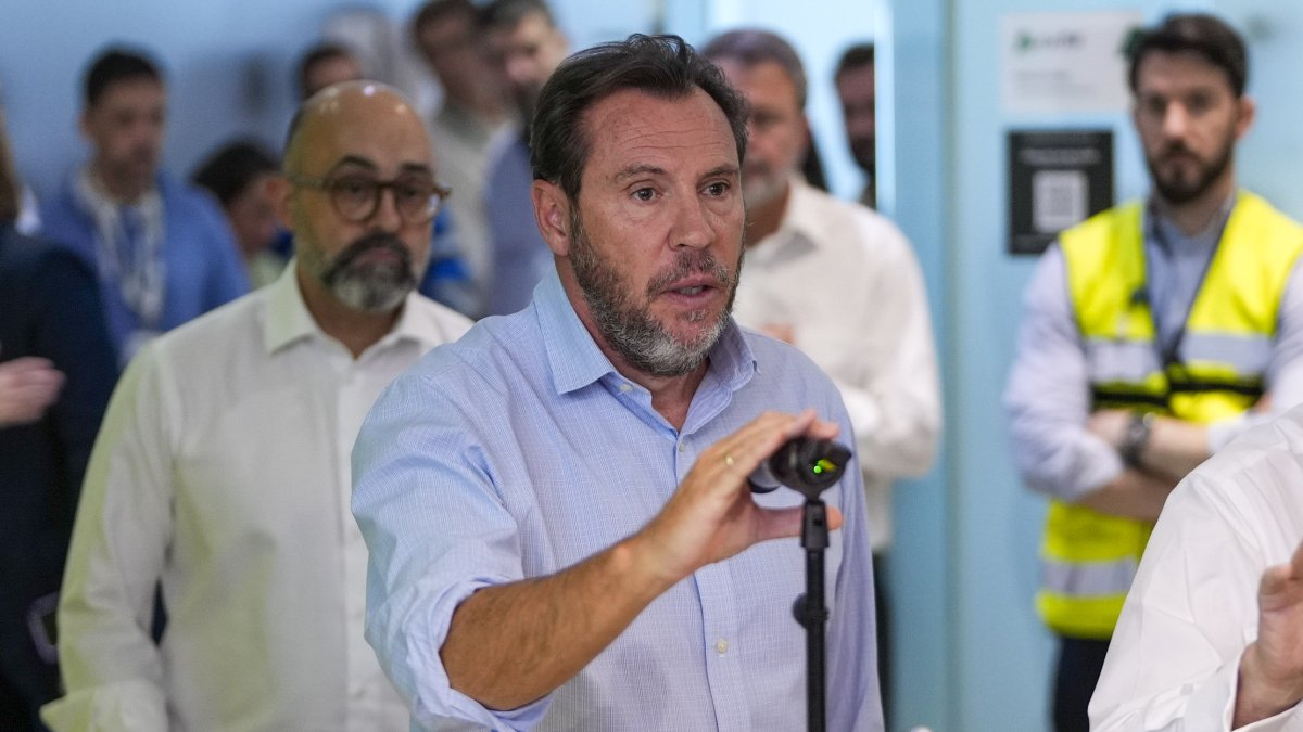 El ministro de Transportes, Óscar Puente, comparece ante los medios de comunicación en el Centro de Control del gestor de la infraestructura ferroviaria, Adif, en Madrid, para informar del accidente por alcance en la red de alta velocidad ferroviaria de este miércoles en Urda (Toledo). EFE/ Borja Sanchez-trillo