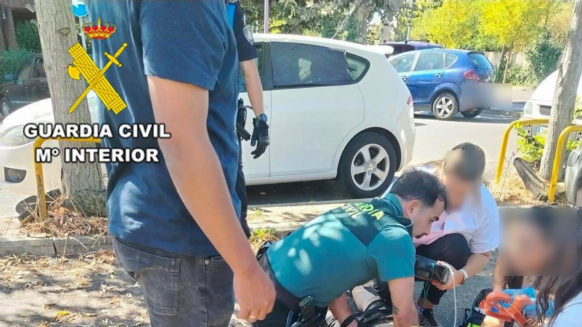 La Guardia Civil de Armunia salva la vida a un hombre tras sufrir una parada respiratoria al volante
