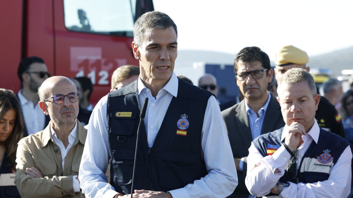 El presidente del Gobierno, Pedro Sánchez, junto al presidente de Castilla-La Mancha, Emiliano García-Page
