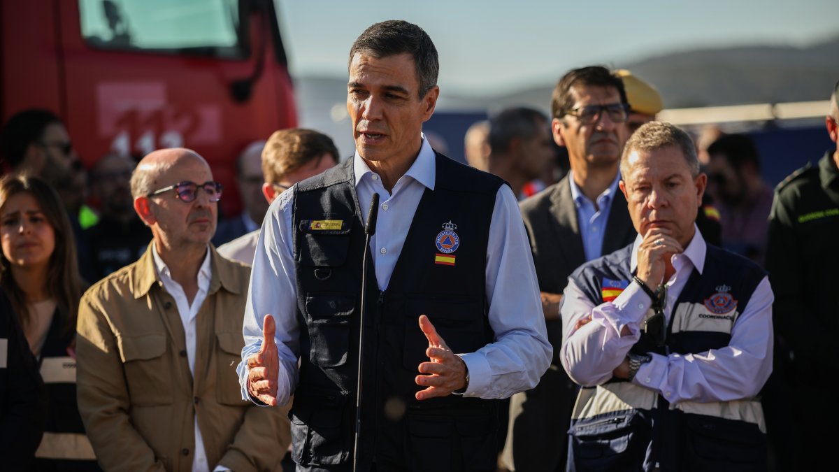 El presidente del Gobierno, Pedro Sánchez, atiende a los medios de comunicación desde el Puesto de Mando Avanzado, a 28 de octubre de 2026, en Urda.