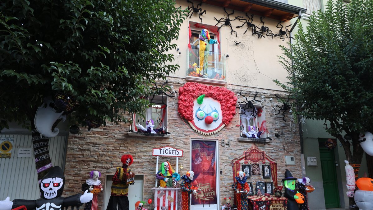 La casa de Ponferrada que da miedo en Halloween y brilla en Navidad