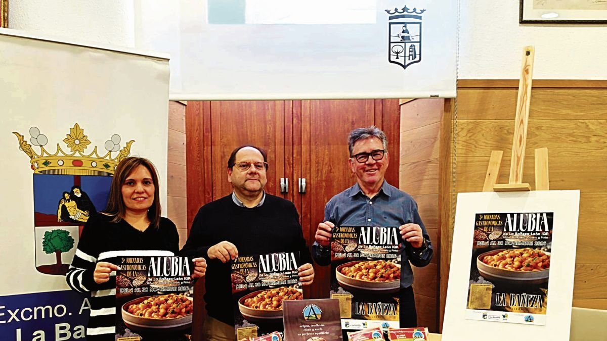 La directora técnica de la IGP Alubia de La Bañeza-León, Eva del Río, el alcalde de La Bañeza, Javier Carrera y el concejal de Ferias, José Carlos Prieto.