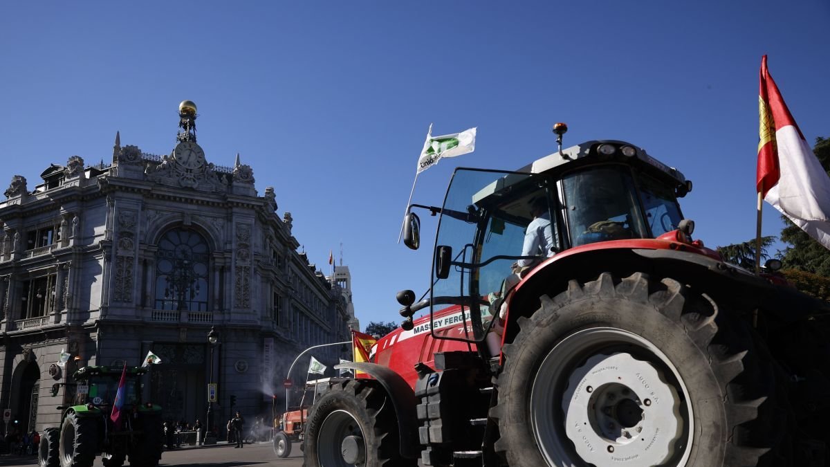 Un tractor participante en la protesta del pasado miércoles en Madrid, que se suspendió por el accidente ferroviario.