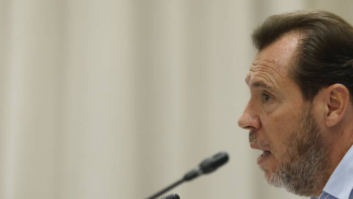 El ministro de Transportes, Óscar Puente durante una rueda de prensa celebrada este viernes en Madrid para informar sobre el accidente ferroviario de Urda (Toledo) en el que han muerto 69 personas. EFE/JJ Guillén