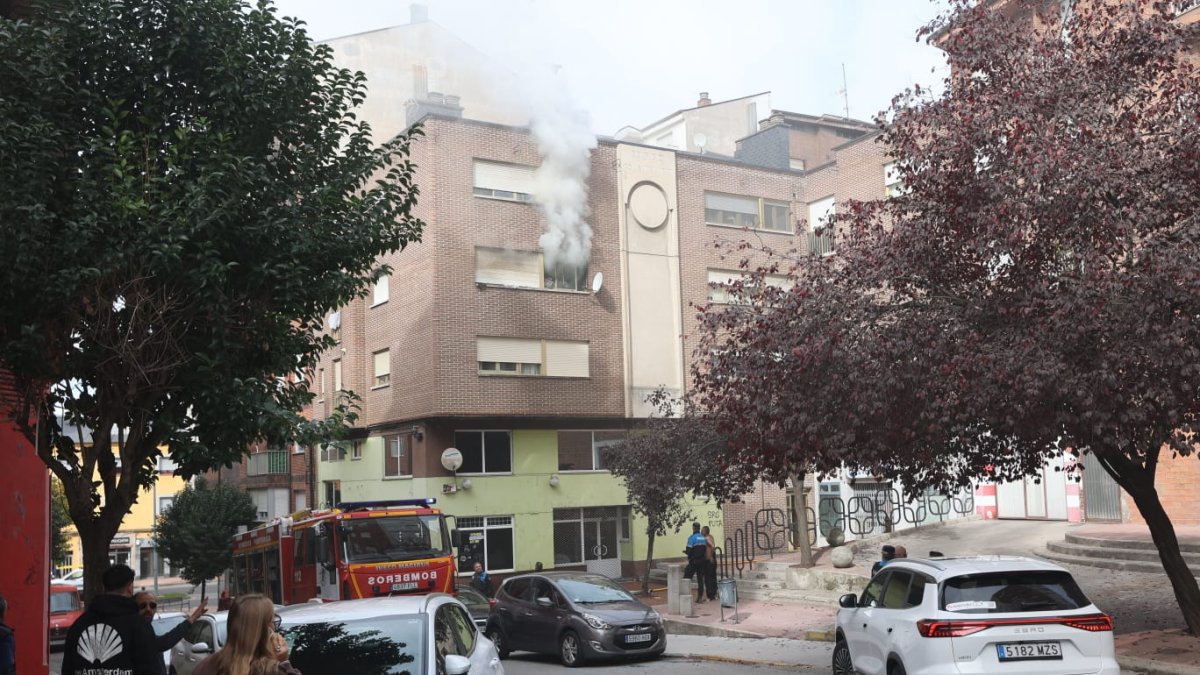 ​Una hombre resulta intoxicado al arder una vivienda en Ponferrada
