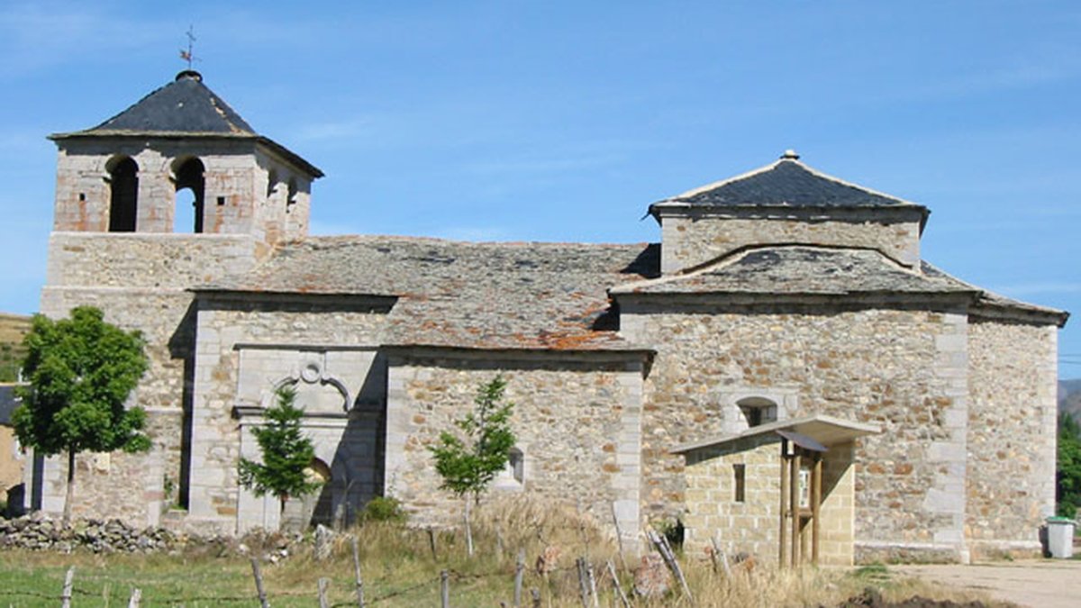 La iglesia de Candemuela se construyó con dinero enviado desde Perú por el capitán Francisco García Álvarez.