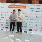 Los jóvenes Miguel Díaz y Samuel Toro recogen su premio como mejor ecommerce de León.