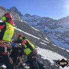 El operativo de búsqueda ha hallado con vida al joven bañezano de 23 años que se encontraba desaparecido en Picos de Europa desde el pasado lunes, y que ha sido evacuado al Hospital Universitario Central de Asturias (HUCA) en helicóptero.