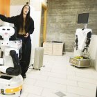 Demostración de un robot cuadrúpedo en el MIC ante alumnado de Bachillerato.  Karen y otro robot en la demostración sobre usos en casa.