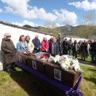 Entrega de los restos de los fusilados de Aralla en Casares.