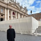 José Manuel del Río delante de la Capilla Sixtina.