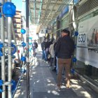 Primeras colas para comprar la Lotería de Navidad en León.