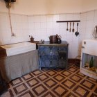Recreación de una cocina y de la consulta de un dentista en el Museo Casa Botines Gaudí.
